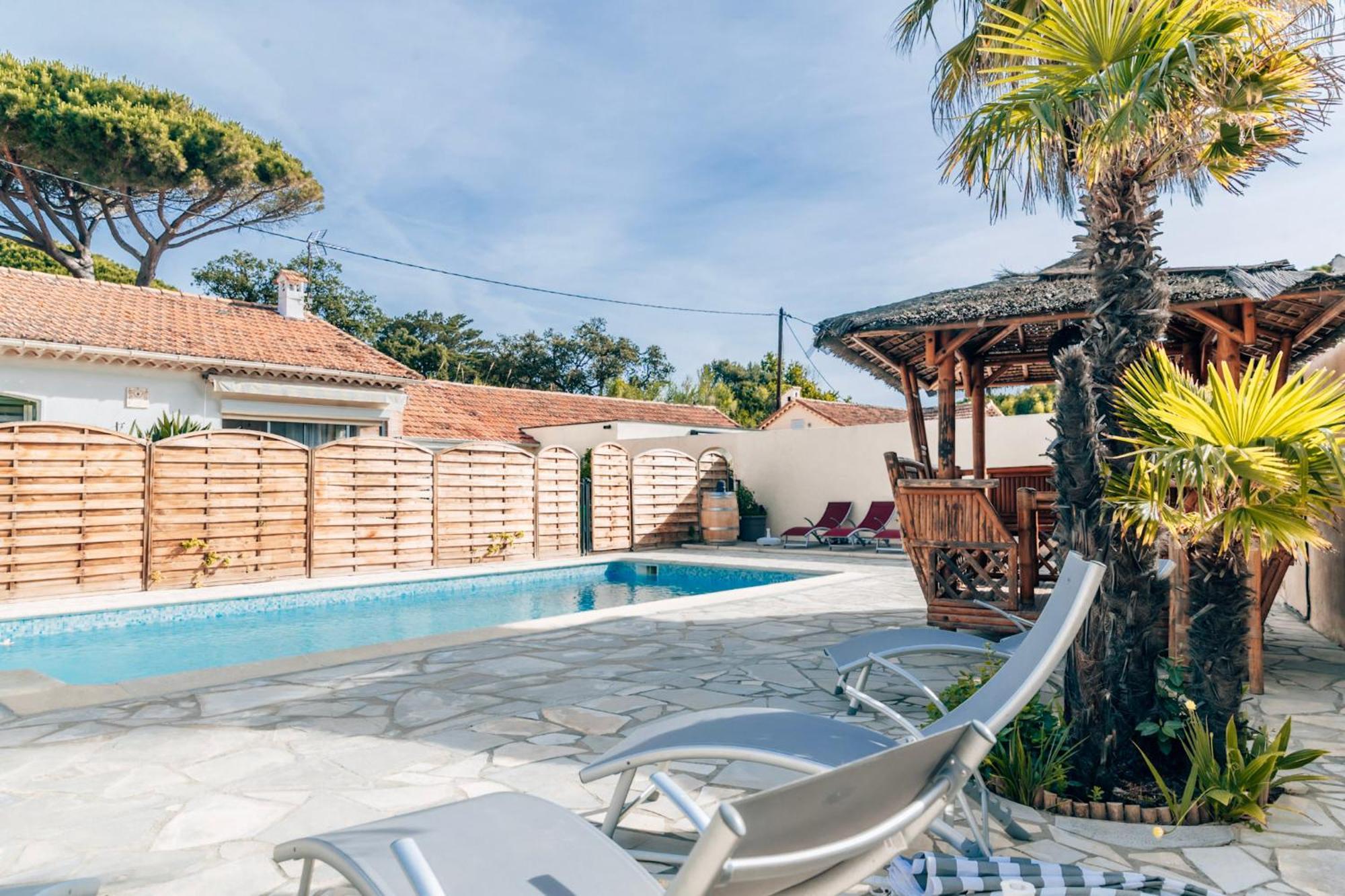 Reve D'Azur: Beachfront Villa with Shared Pool and BBQ Terrace Sainte-Maxime Exterior photo