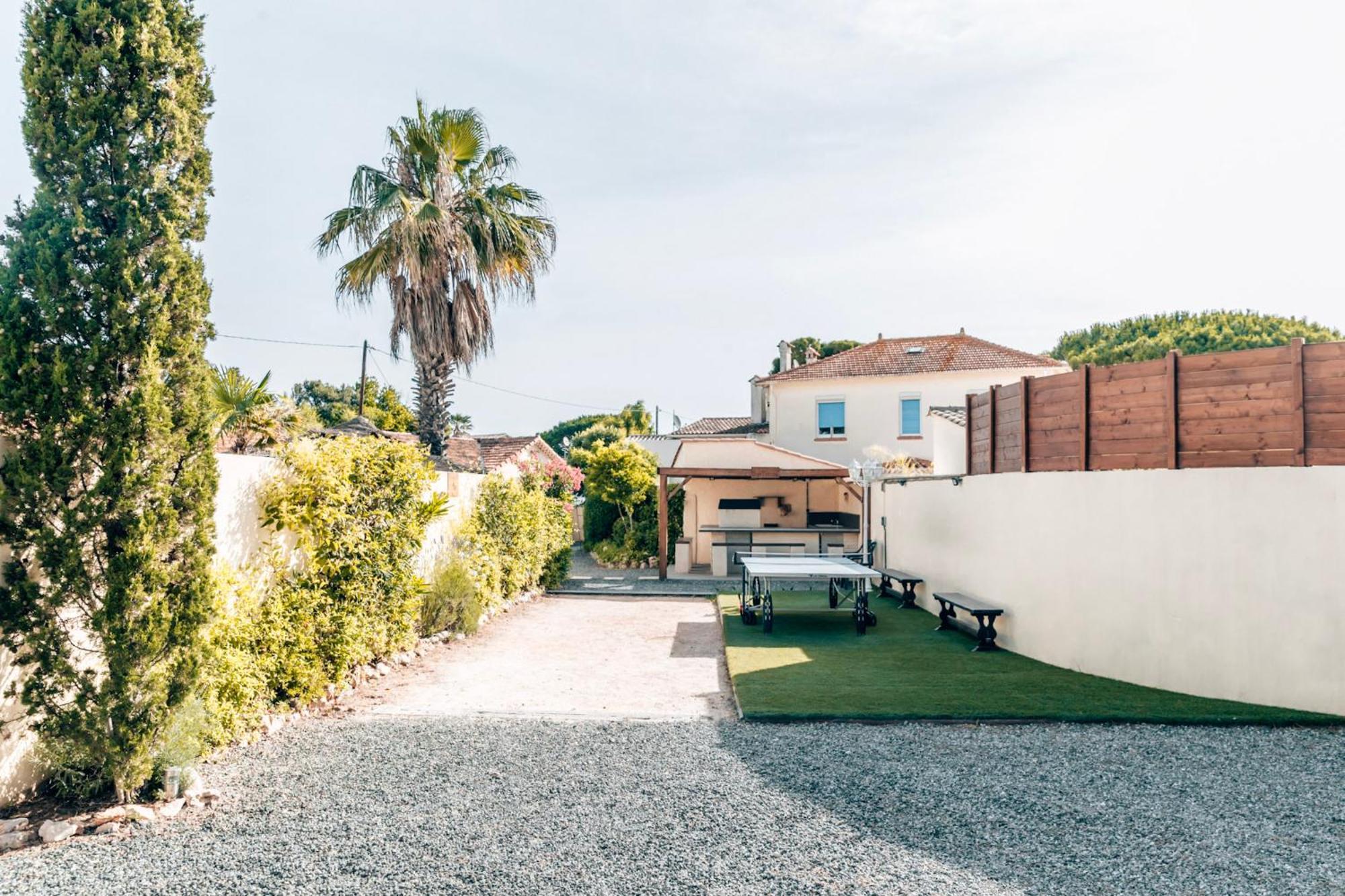 Reve D'Azur: Beachfront Villa with Shared Pool and BBQ Terrace Sainte-Maxime Exterior photo